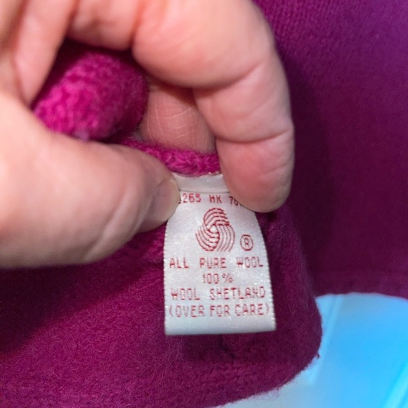 Vintage Magenta Shetland Wool Cardigan with Decorative Clasps - Picture 4 of 6